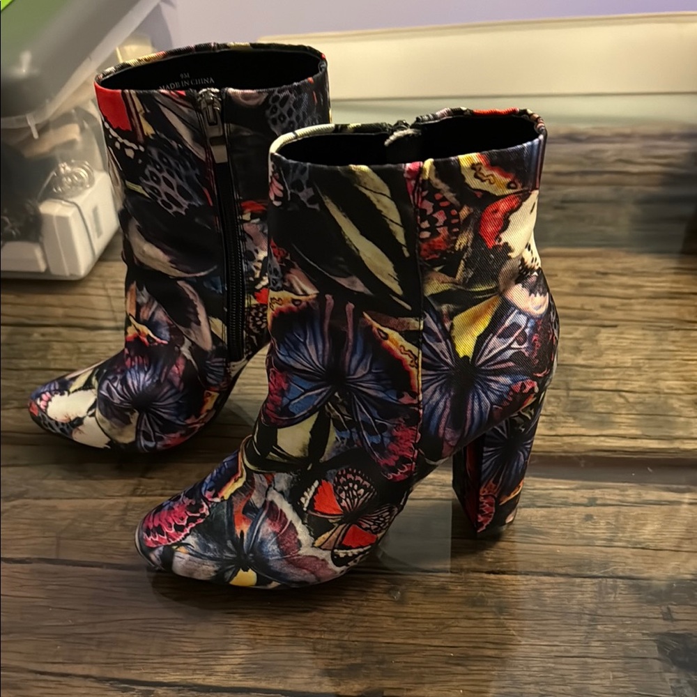 Neiman Marcus Red and Black Ankle Boots with Stiletto Heel - Picture 3 of 4